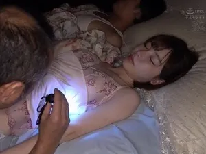 Cô gái thể hình có cơ bụng và ngực khủng bị bắn vào mặt