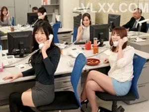 Bố má đi vắng nên nhờ chị cạnh nhà chăm sóc tôi và tôi đã đụ chị ấy