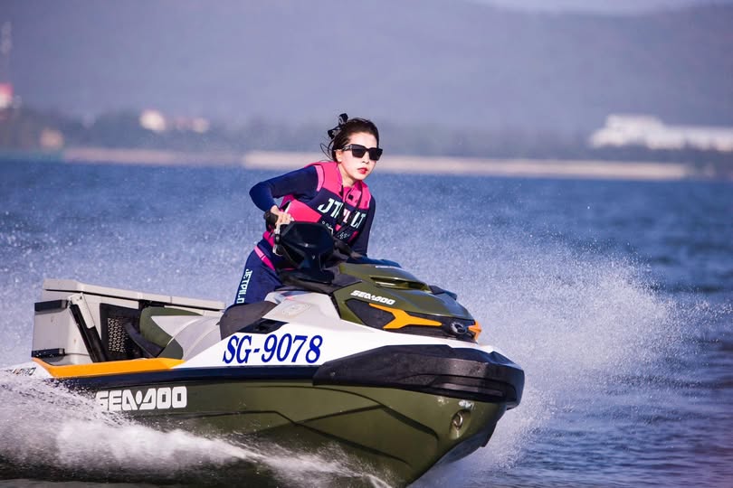 Ccục thịt trai bất ngờ trước ghệ dẫn thêm người khác về làm tình
