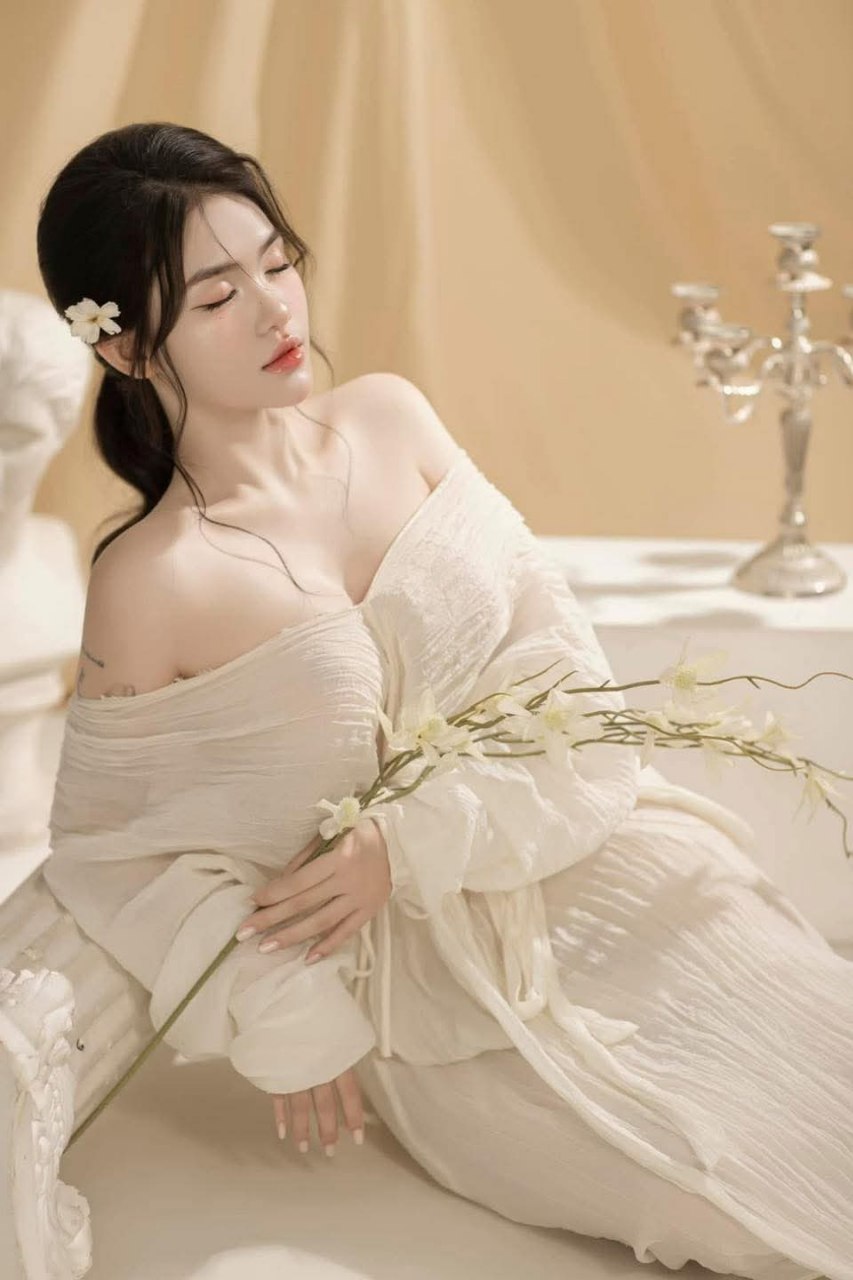 Một sinh viên đại học nhút nhát, lộ mặt, mặc tất đen và có bộ ngực đẹp. Sâu thẳm bên trong, tôi rất gợi cảm (Phần 1)